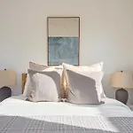 Cozy Retreat W Pool Prime Location
