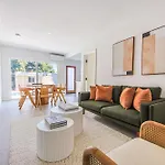 Cozy Retreat W Pool Prime Location