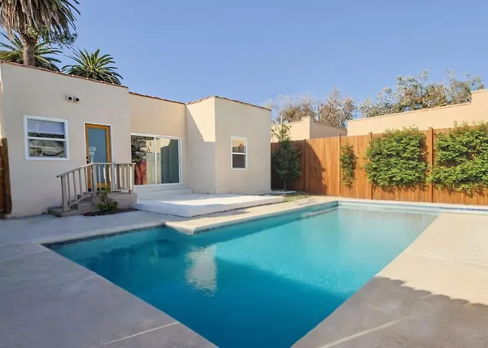 Cozy Retreat W Pool Prime Location