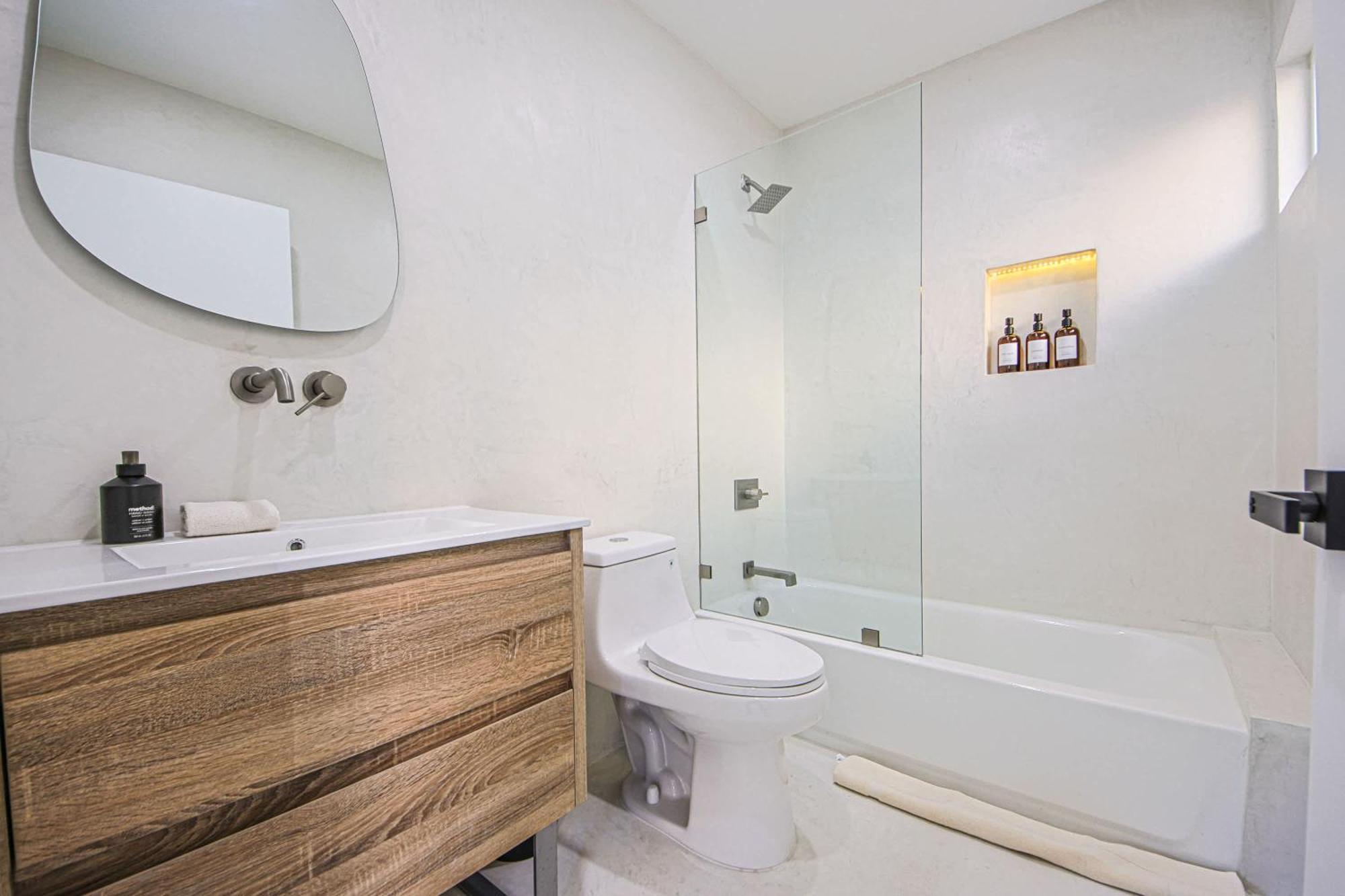 Cozy Retreat W Pool Prime Location